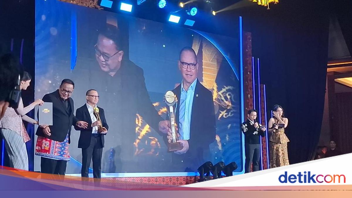 Menteri P2MI Raih detikcom Awards 2025: Pak Prabowo yang Pantas Terima