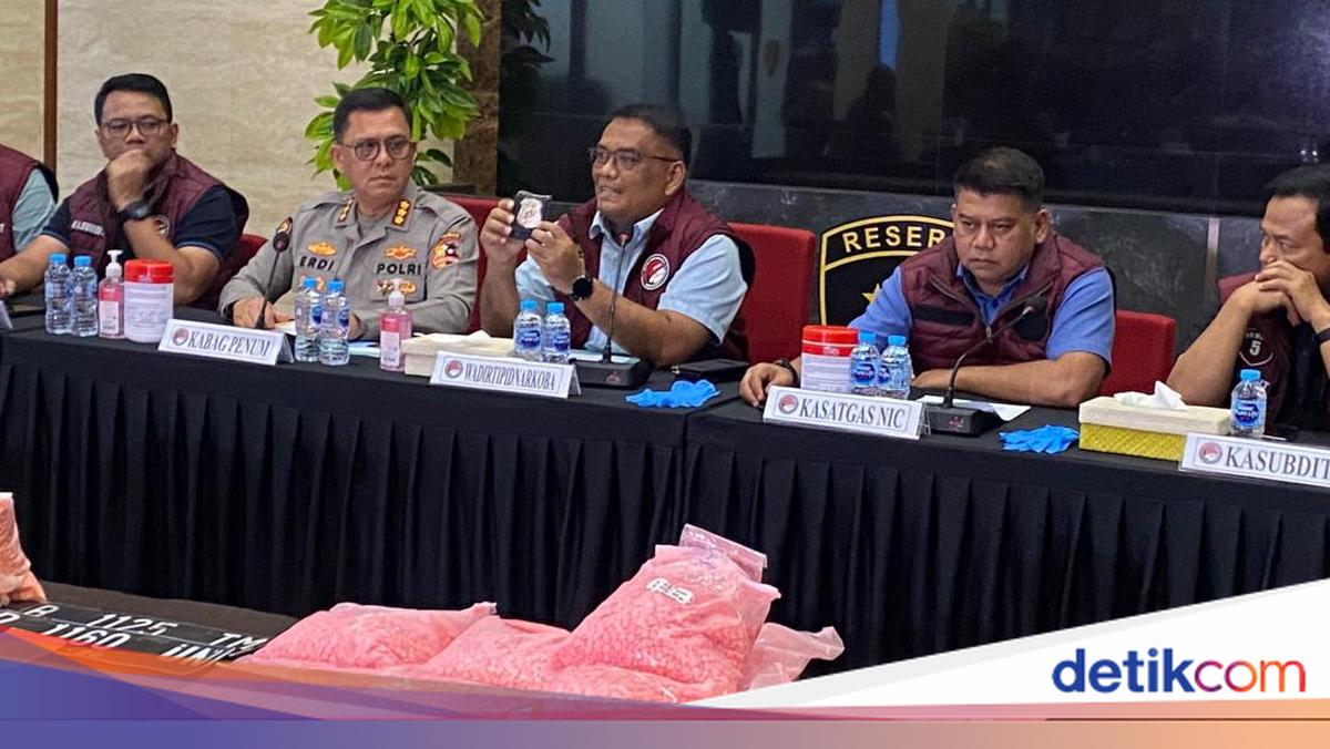 Ada Lencana Polri Palsu di Mobil Kurir Ekstasi Celaka di Tol Lampung