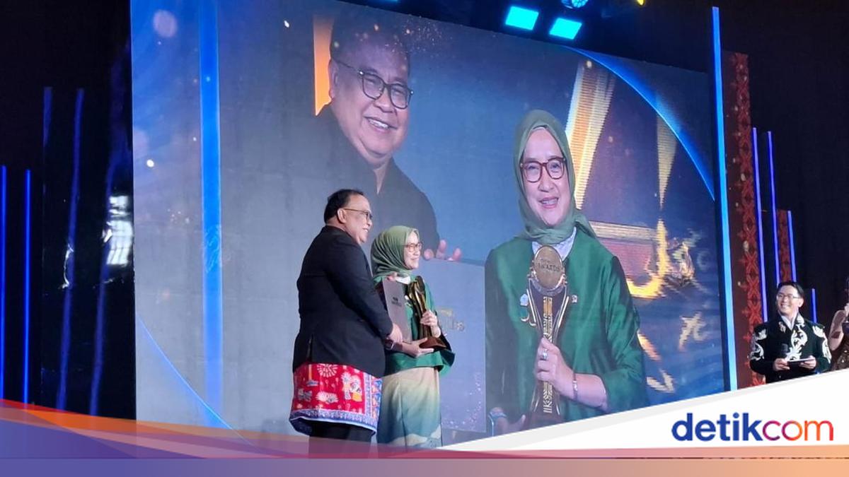 Menteri Rini Persembahkan detikcom Awards untuk Jajaran Kementerian PAN-RB