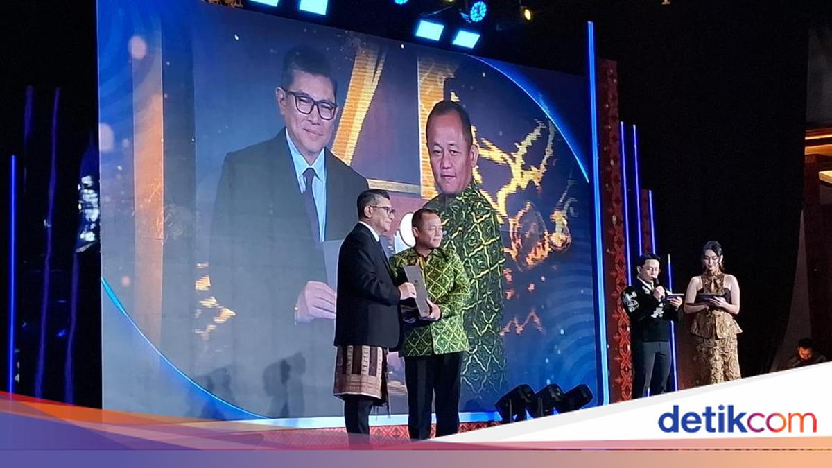 Sarmuji Raih 'Tokoh Penggerak Kemandirian Ekonomi Pesantren dan Masyarakat' detikcom Awards 2025
