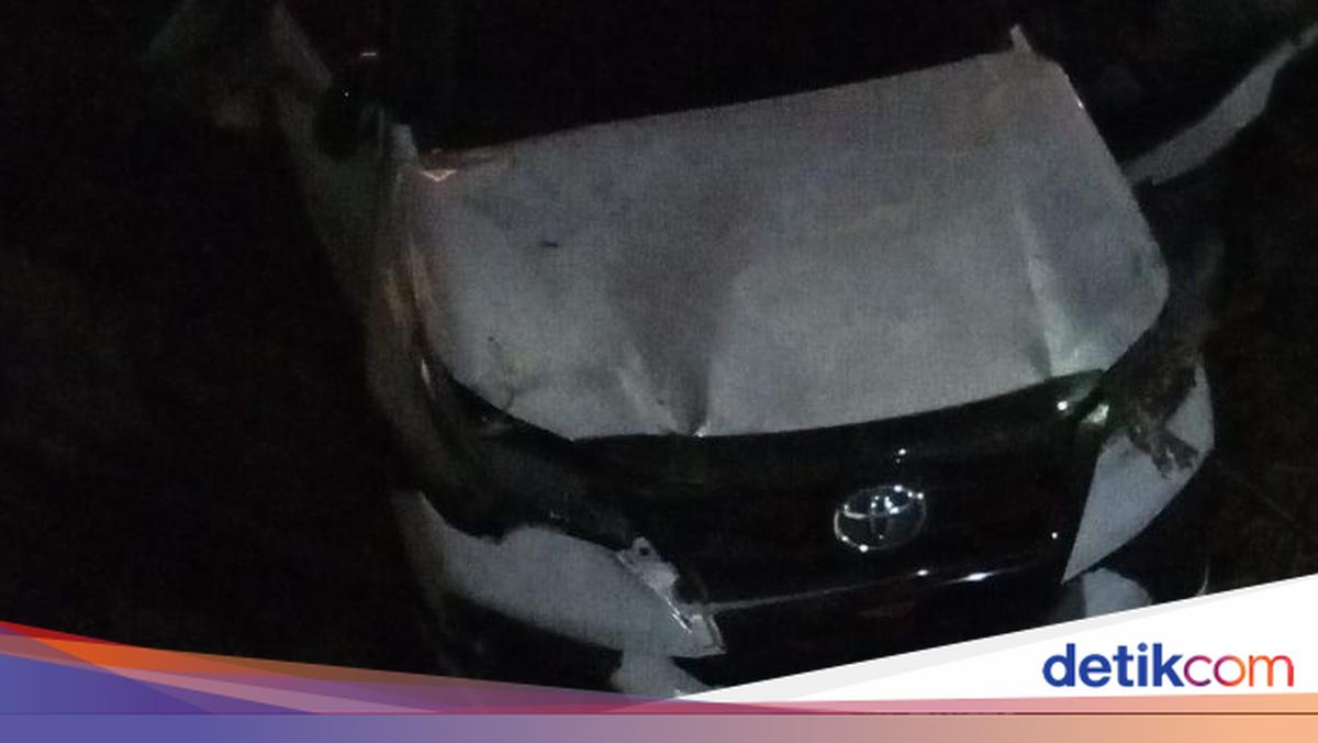 Detik-detik Mobil 2 Kali Tertemper Kereta di Jakbar hingga Tercebur Kali