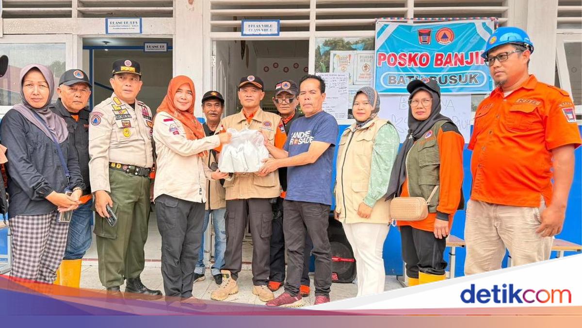 Andre Rosiade Kembali Bagikan Ribuan Nasi Bungkus ke Korban Banjir-Longsor di Padang