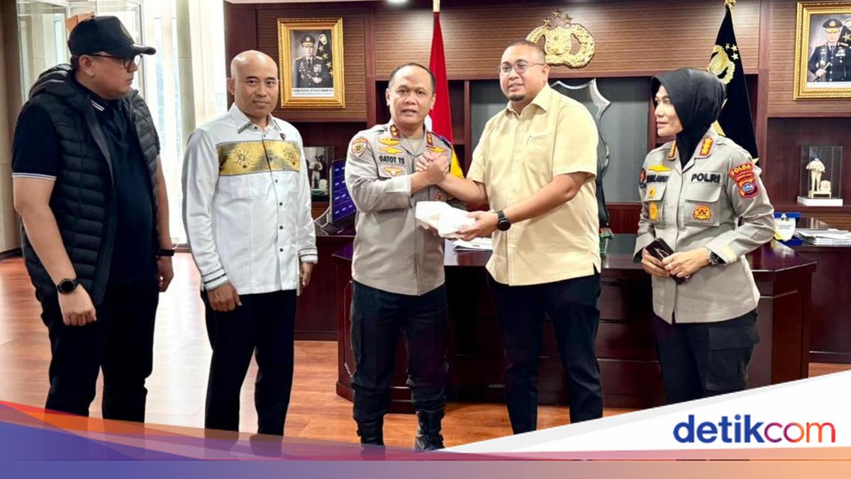 Bantu Korban Bencana Alam, Andre Rosiade Serahkan Bantuan ke Polda Sumbar