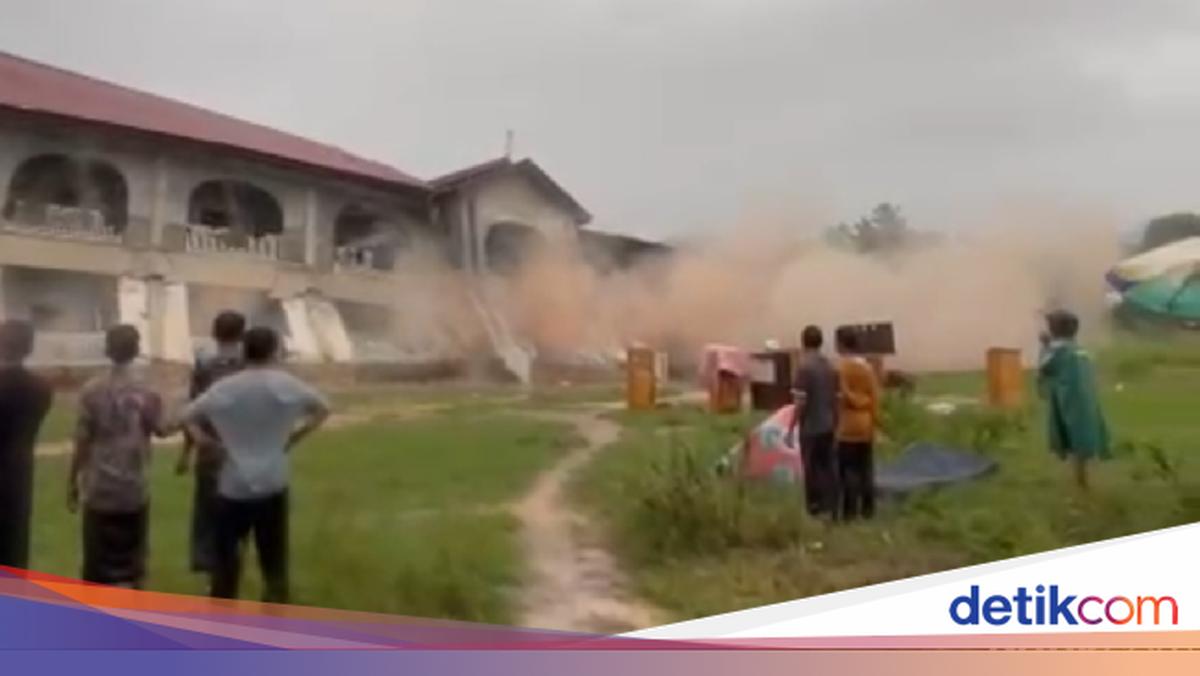 Asrama Pesantren di Bireuen Aceh Ambruk ke Sungai Akibat Longsor