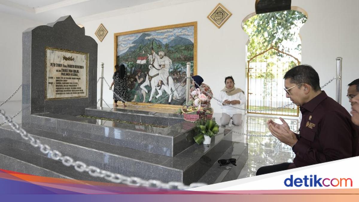 Ziarah ke Makam Tuanku Imam Bonjol, Fadli Zon Tekankan untuk Jaga Sejarah