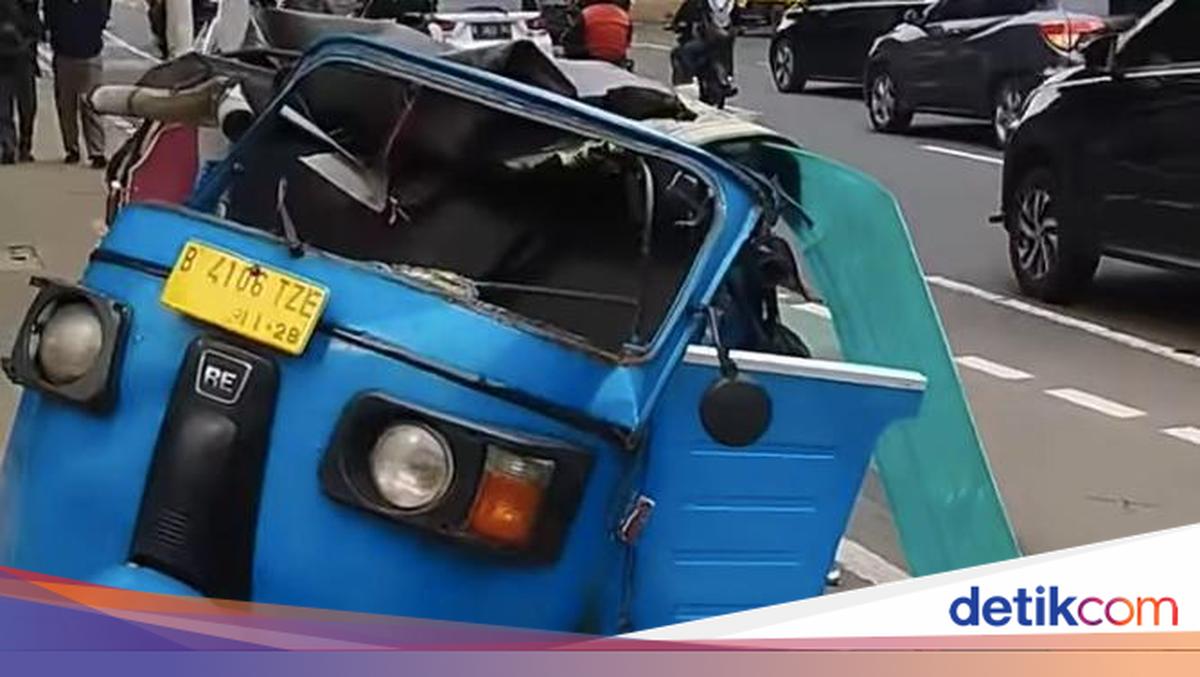 Bajaj Biru Hancur Ditabrak Mobil Oleng Pecah Ban di Cempaka Putih