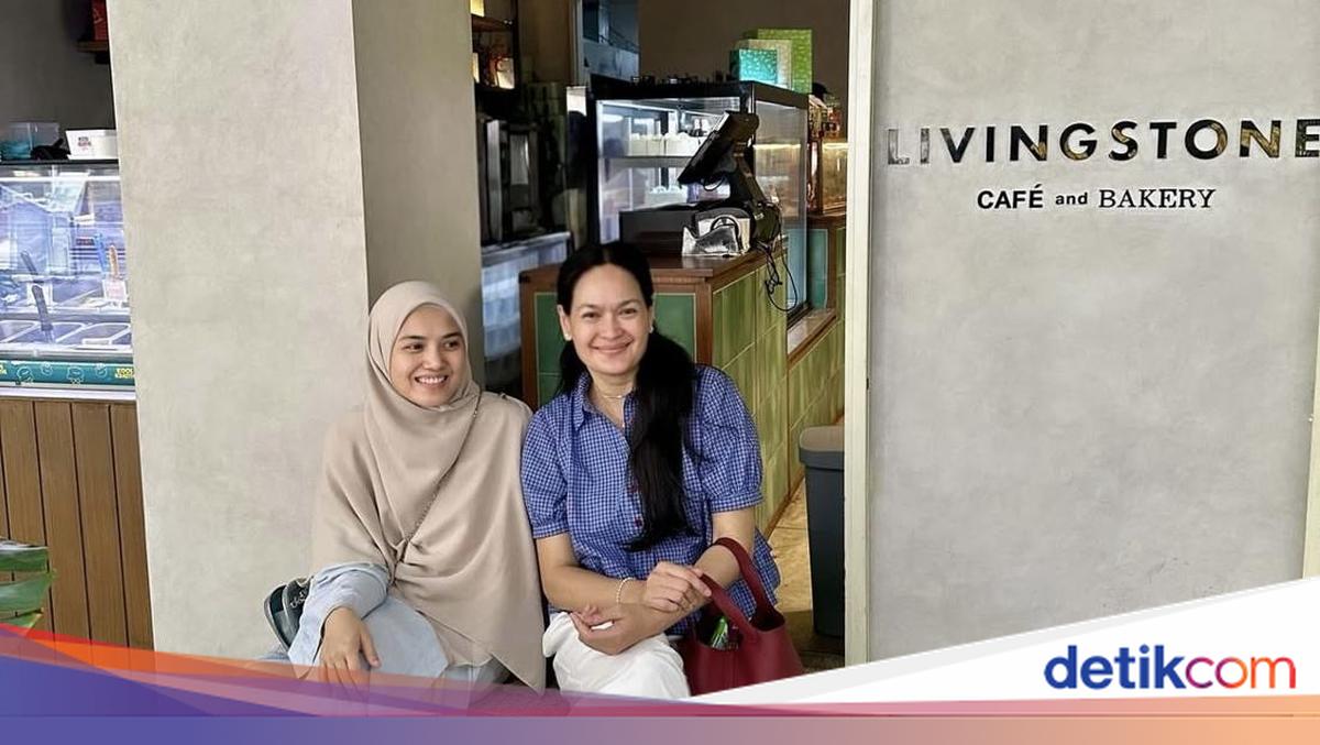 Momen Hangat Herfiza Novianti Saat Makan Bersama Keluarga