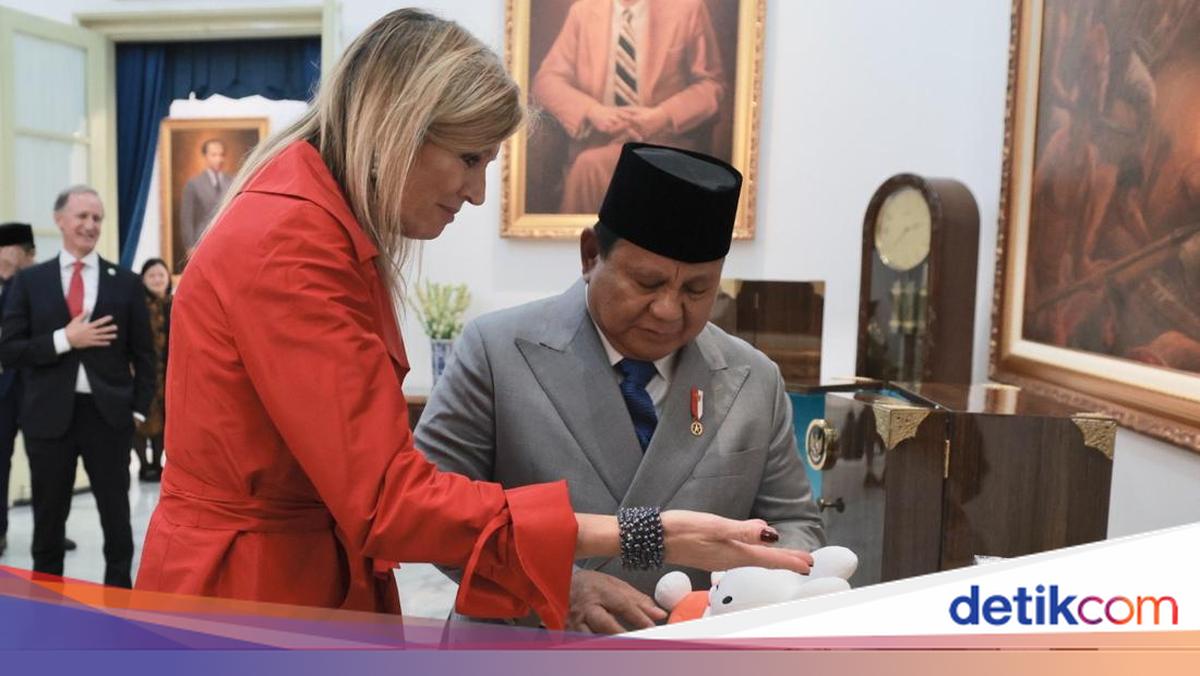 Bertukar Cenderamata, Prabowo Beri Batik-Ratu Maxima Hadiahi Boneka untuk Bobby