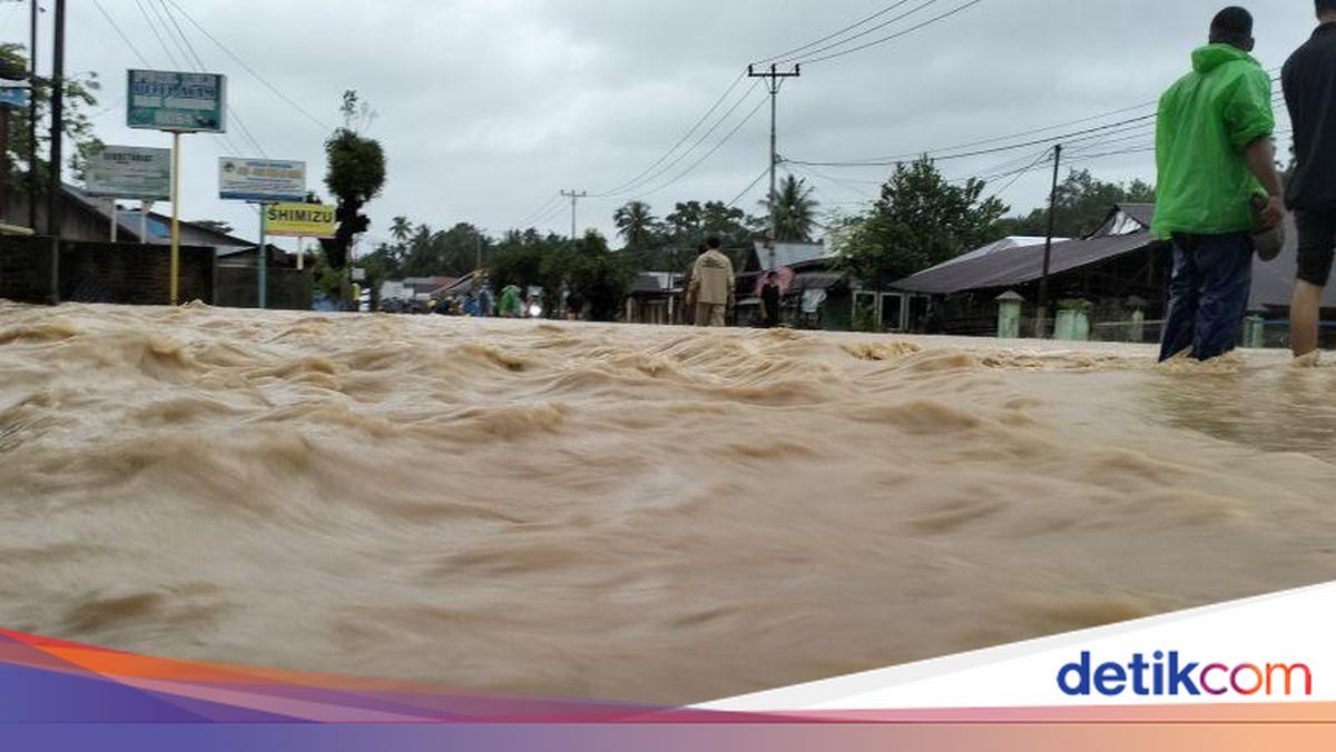 Terendam Banjir, Akses Jalan Padang-Bukittinggi Sumbar Tak Bisa Dilalui