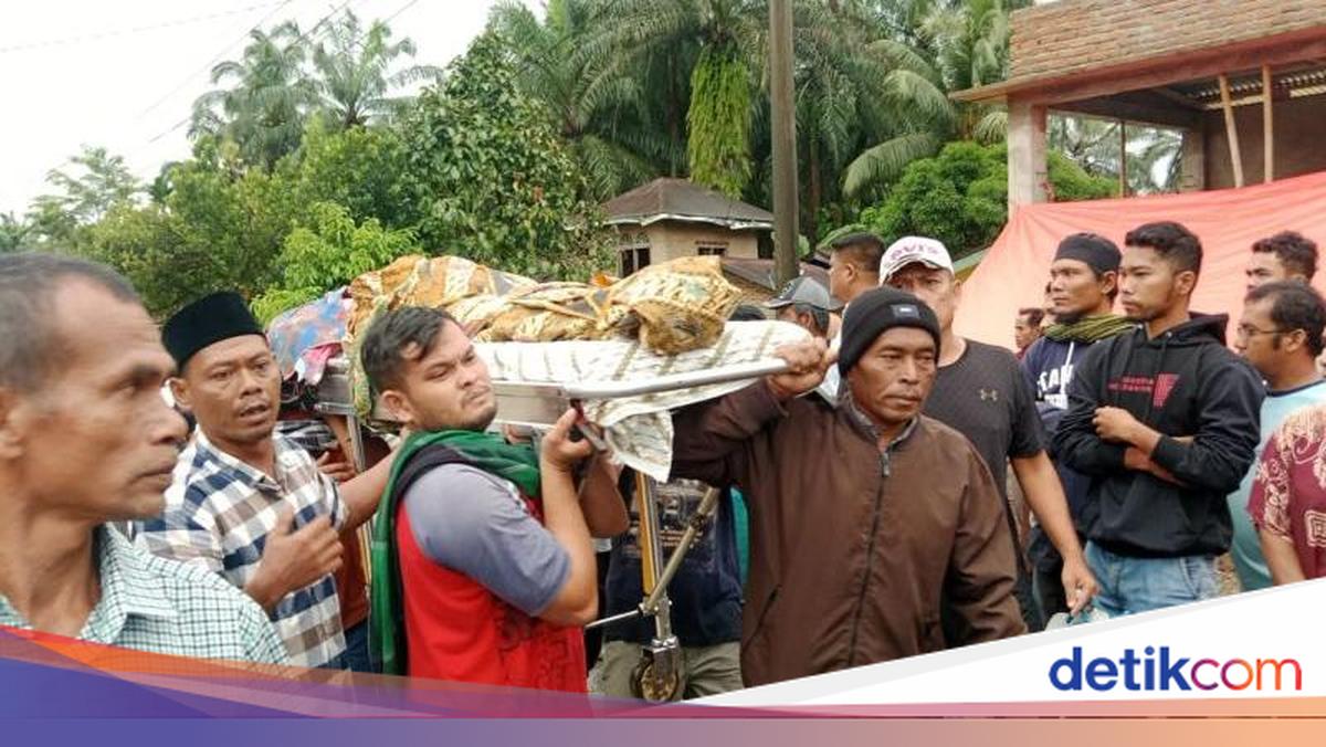 Warga Bawa Jenazah Pakai Tandu Lintasi Banjir di Pasaman Barat