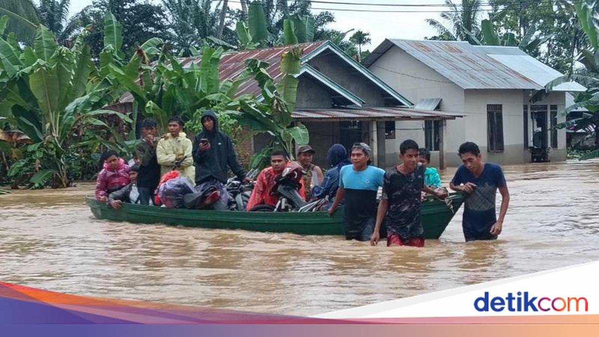 Warga Pasaman Barat yang Terjebak Banjir Dievakuasi Pakai Sampan