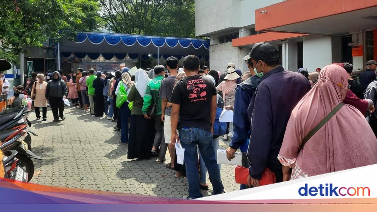 Warga Padati Kantor Pos Bekasi Ambil BLT Rp 900 Ribu, Antre Panjang dari Pagi