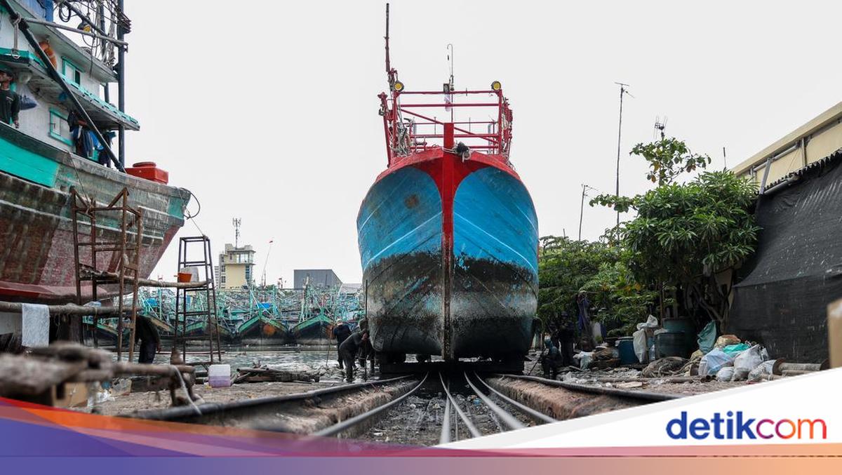 Intip Perawatan Kapal Pengangkut Cumi di Muara Angke