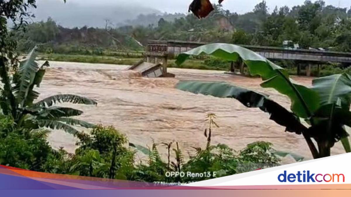 Jembatan di Pariaman Ambruk Diterjang Banjir, Pemotor Ibu dan Anak Hanyut