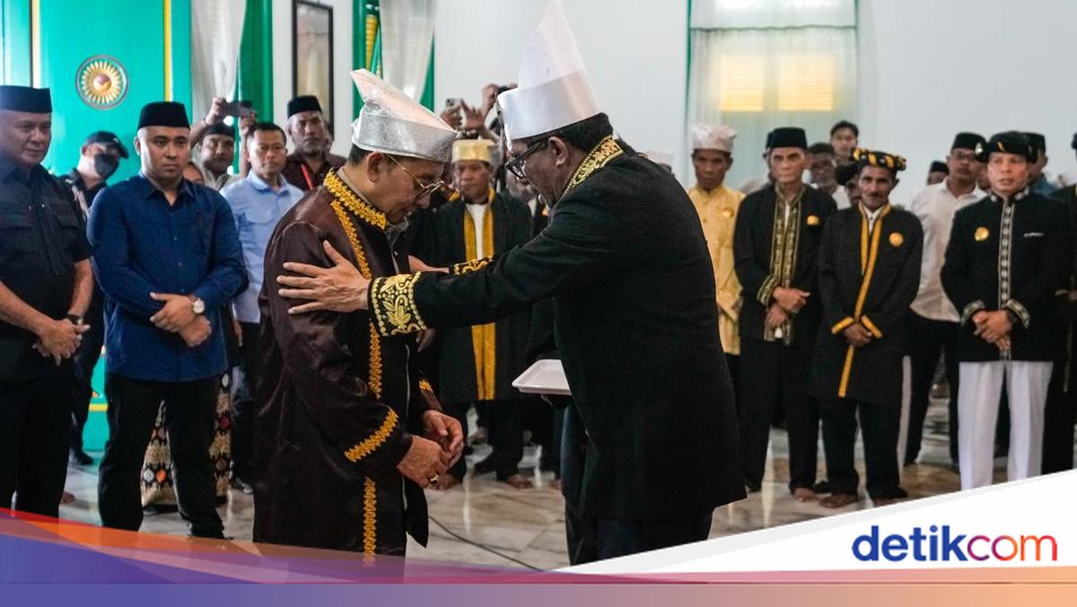 Fadli Zon Terima Gelar 'Ngofa Bangsa Nyili Gulu-Gulu' dari Sultan Tidore