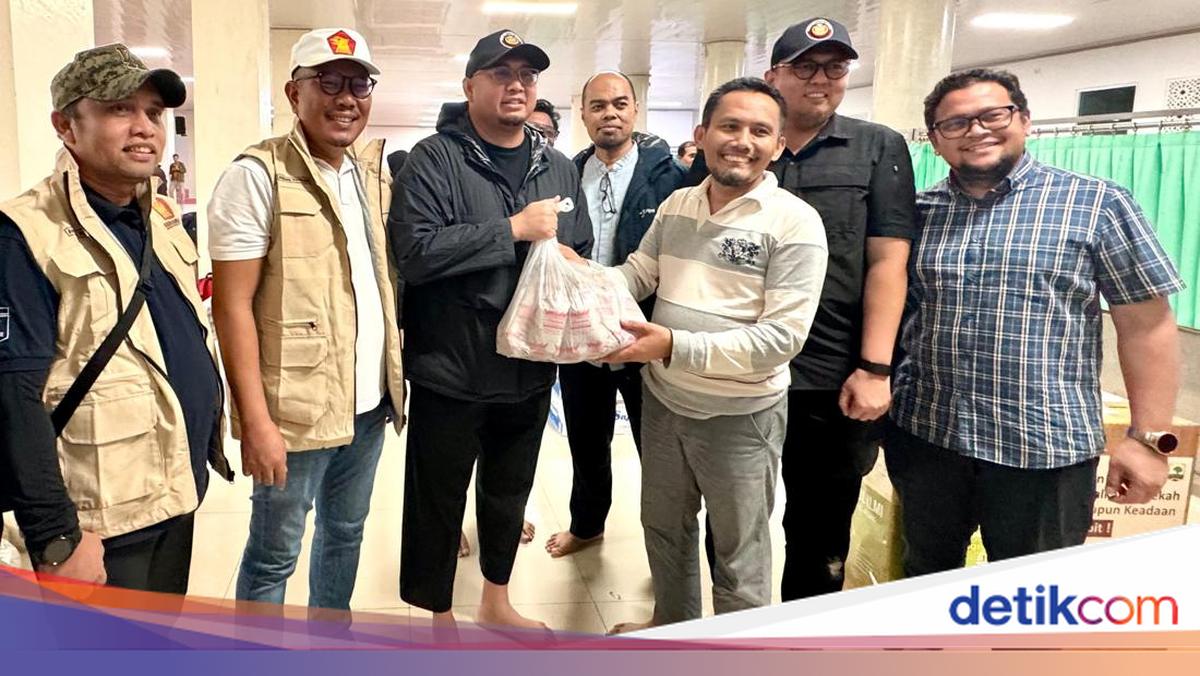 Andre Rosiade Bagi 900 Nasi Bungkus ke Mahasiswa Unand Terdampak Banjir