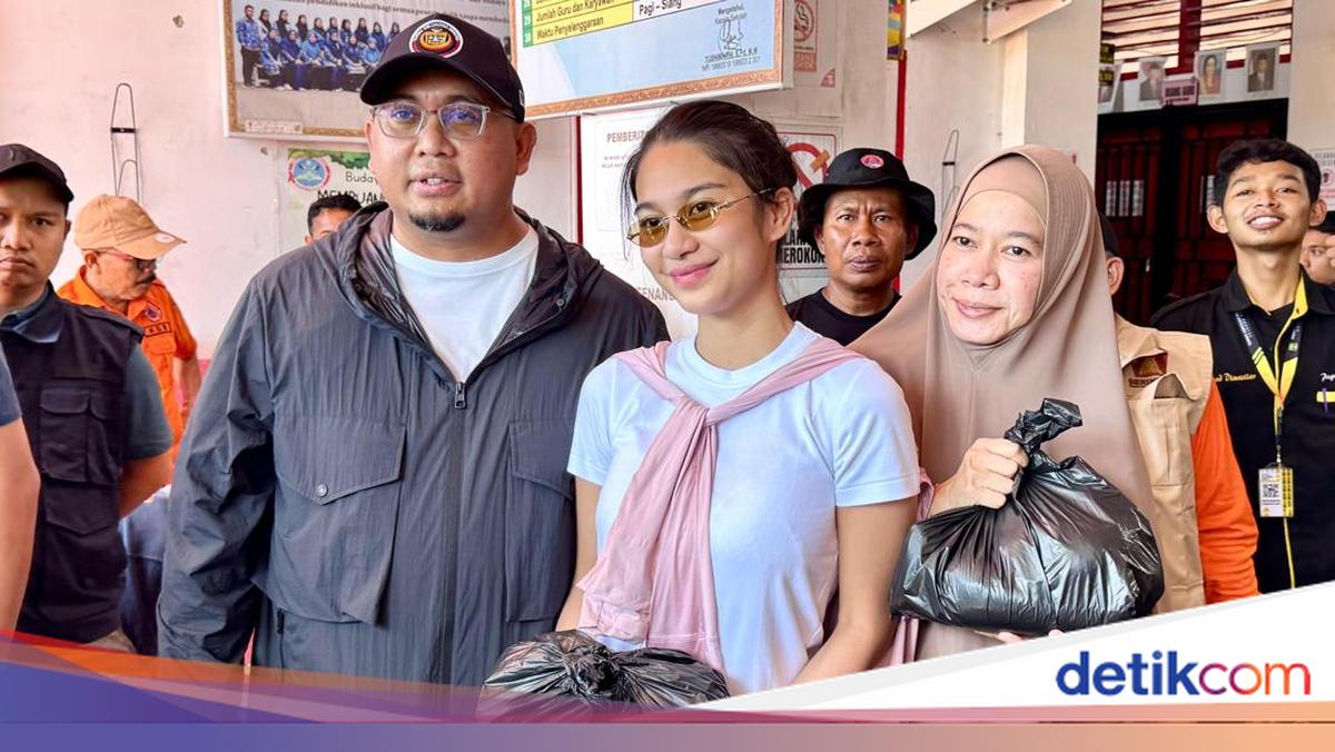 Azizah Salsha dan Sang Ayah Bagikan Bantuan untuk Korban Banjir di Padang