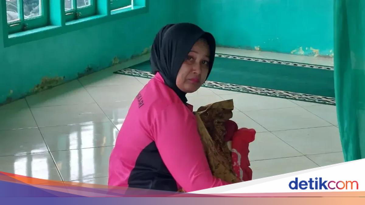 Momen Haru Bhayangkari Jadi Ibu Susu Bayi Korban Longsor di Tapsel