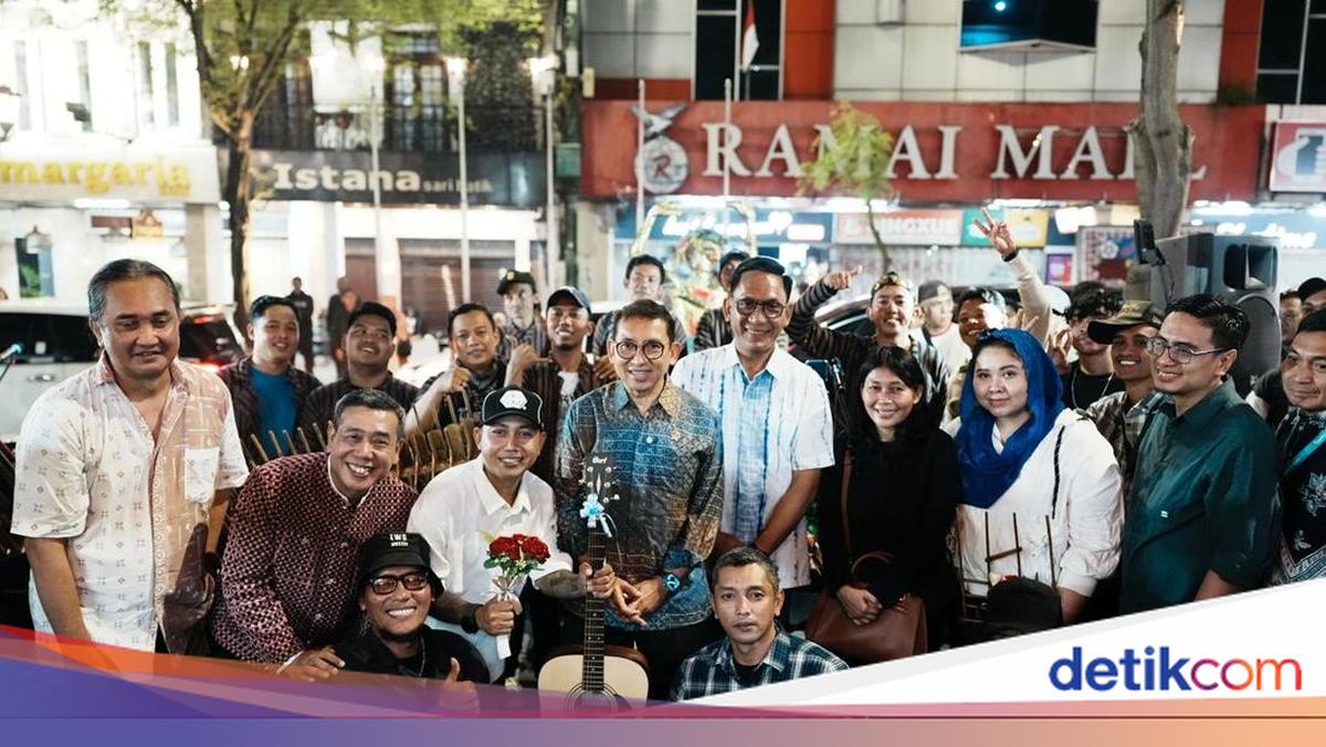 Kemenbud Serahkan Bantuan Alat Musik ke Institut Musik Jalanan Yogyakarta