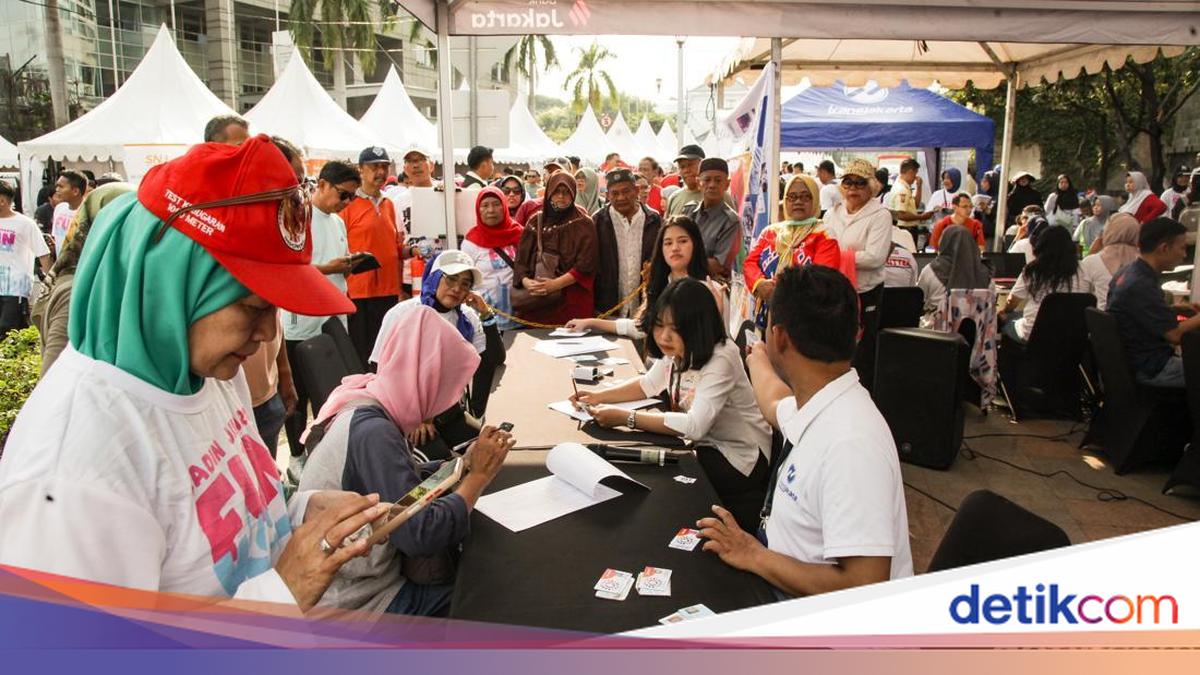 Warga Ramai-ramai Bikin Kartu JakMob untuk Naik Transportasi Umum ...