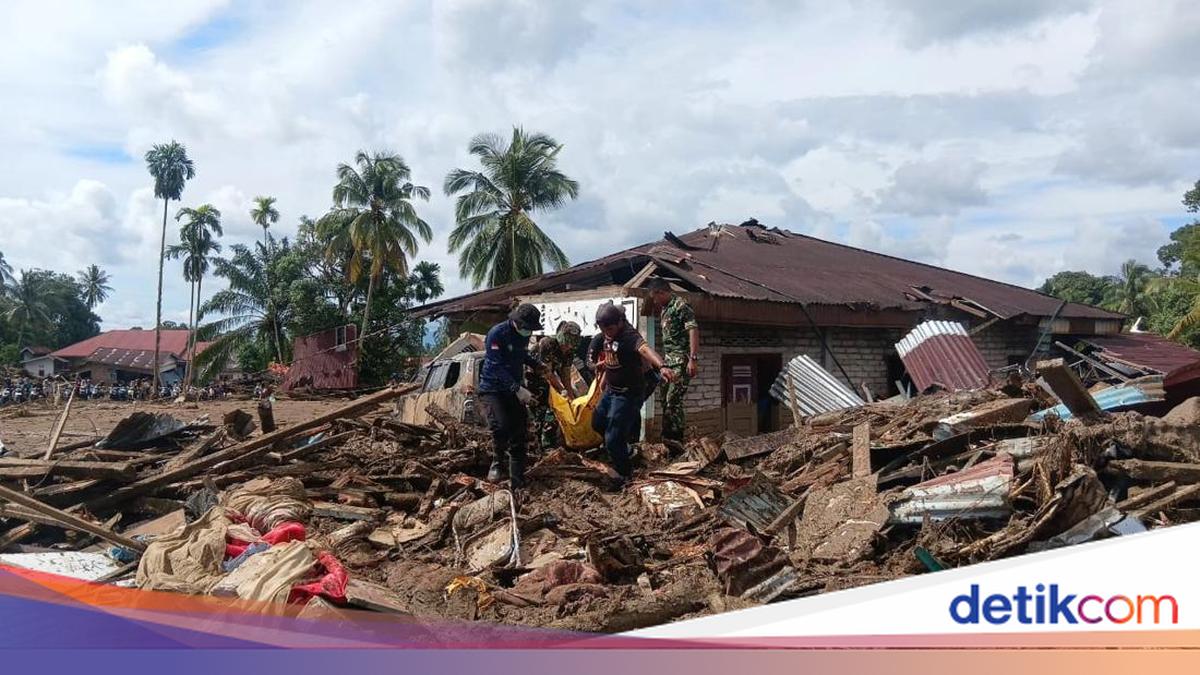 Agam Luluh Lantak Pascabencana: Rumah Terbenam Lumpur, Kayu Berserakan
