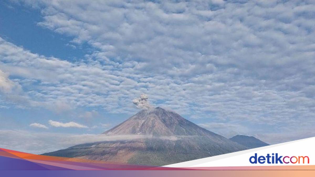 Gunung Semeru 3 Kali Erupsi Pagi Ini, Tinggi Awan Panas Capai 900 Meter