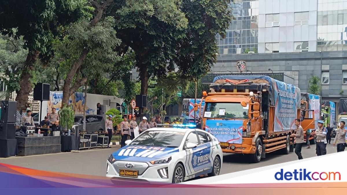 Kapolda Metro Jaya Lepas 15 Truk Bantuan untuk Korban Bencana Sumatera