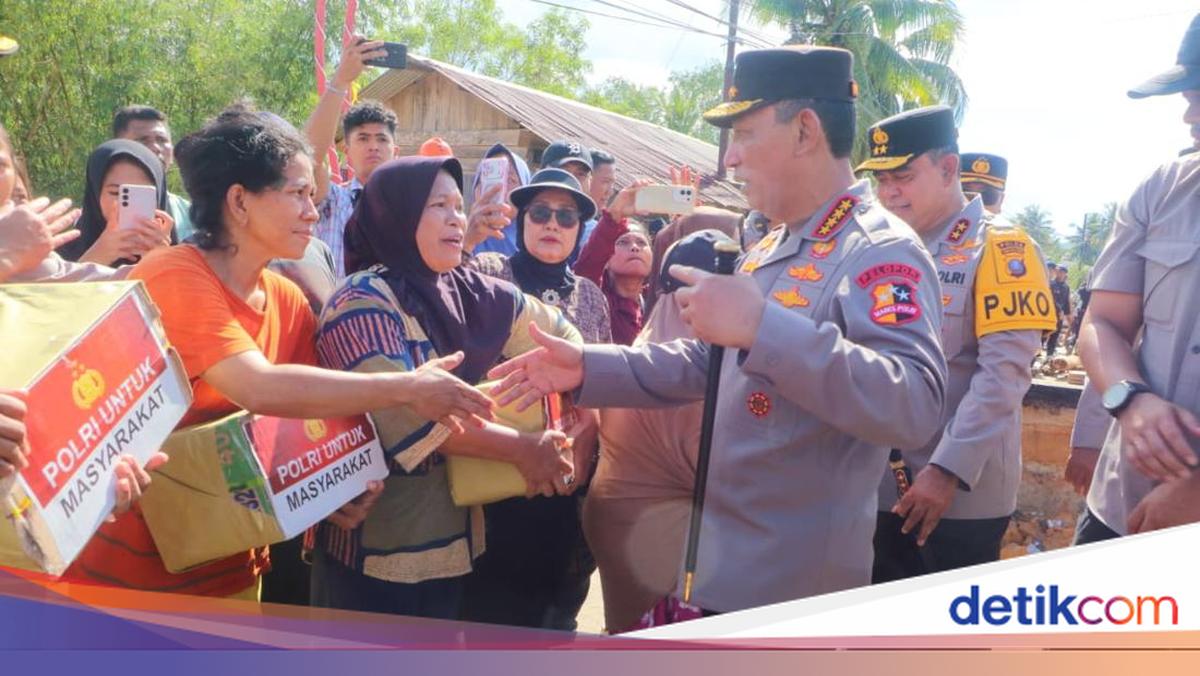 Kapolri Serahkan 8 Truk Bantuan untuk Korban Bencana di Tapteng