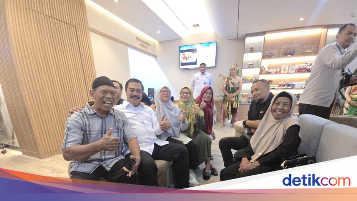 Tawa Hangat Menteri Agus Sapa Pengunjung Lansia di Immigration Lounge Solo