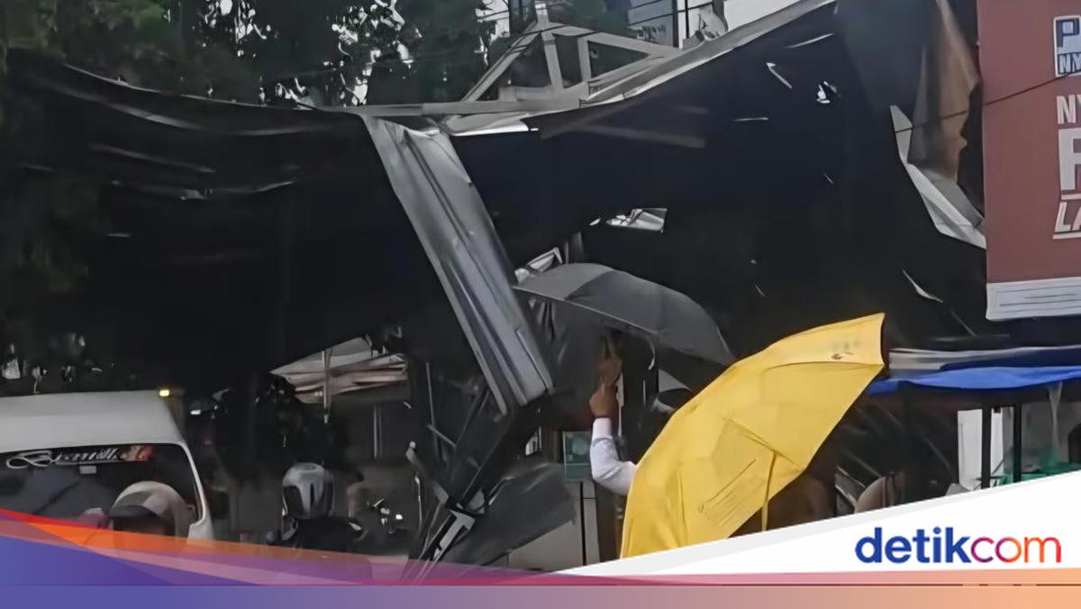 Hujan-Angin Kencang, Pohon Tumbang hingga Atap Ruko Ambruk di Bogor