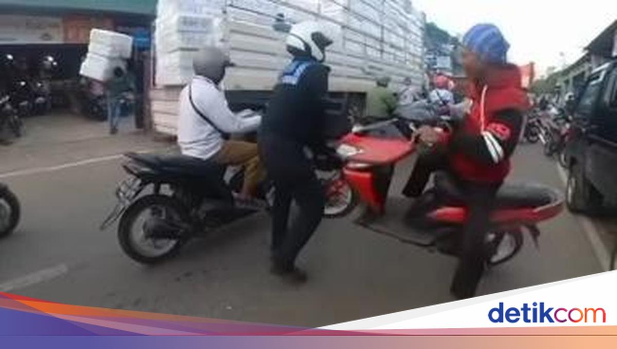 Pemotor Ngeyel Lawan Arah di Cibinong, Berakhir Ban Motornya Diangkat Polisi