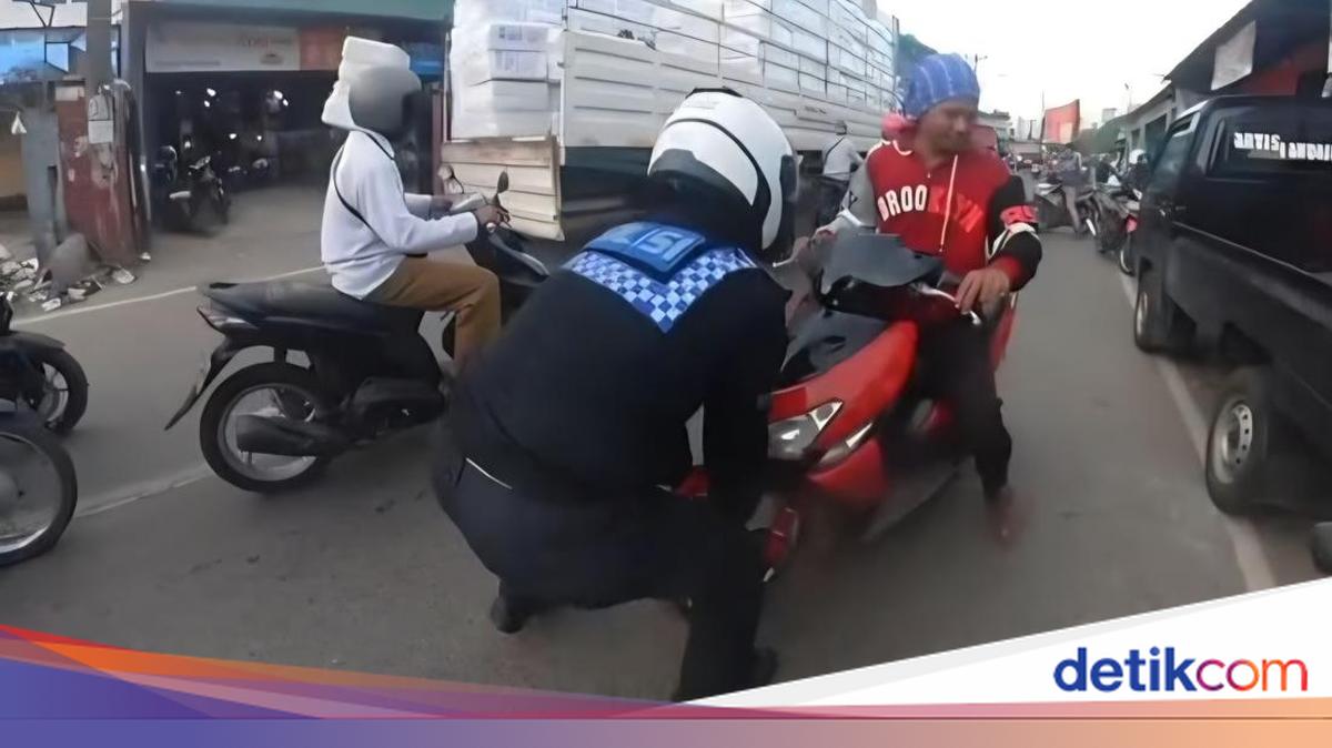 Cerita Polantas Angkat Ban Pemotor Ngeyel Lawan Arah di Cibinong