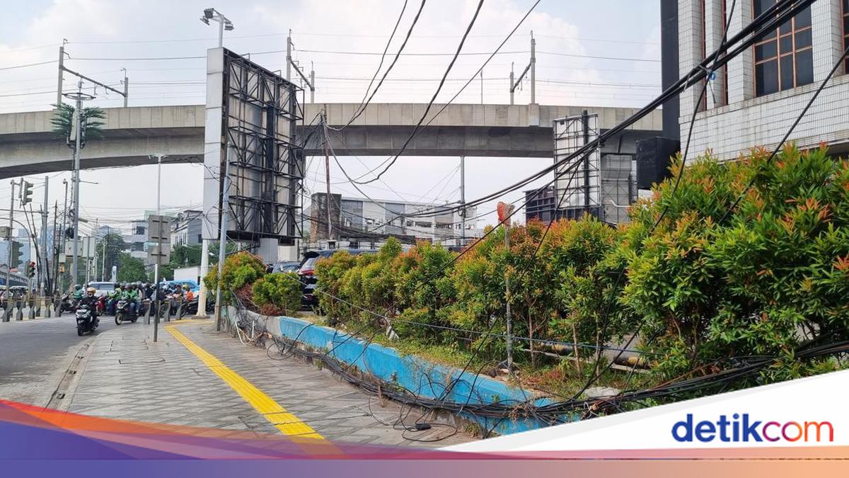 Warga Keluhkan Kabel Menjuntai Sampai Trotoar di TB Simatupang Jaksel