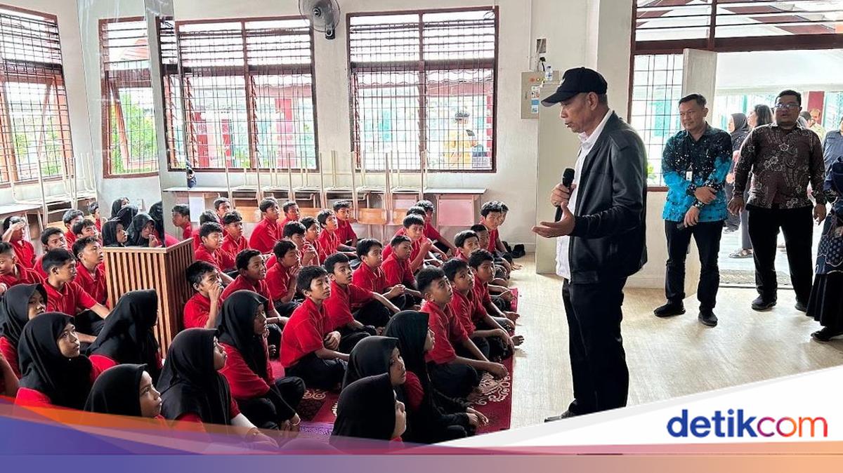 Kunjungi SRMP 2 Medan, Wamensos Bangkitkan Semangat Siswa Sekolah Rakyat