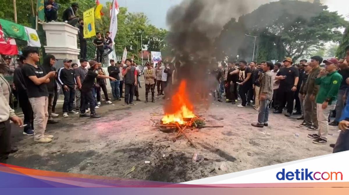Demo HUT Lebak Ricuh, Massa Minta Pemkab Atasi Jalan Rusak-Tambang Ilegal
