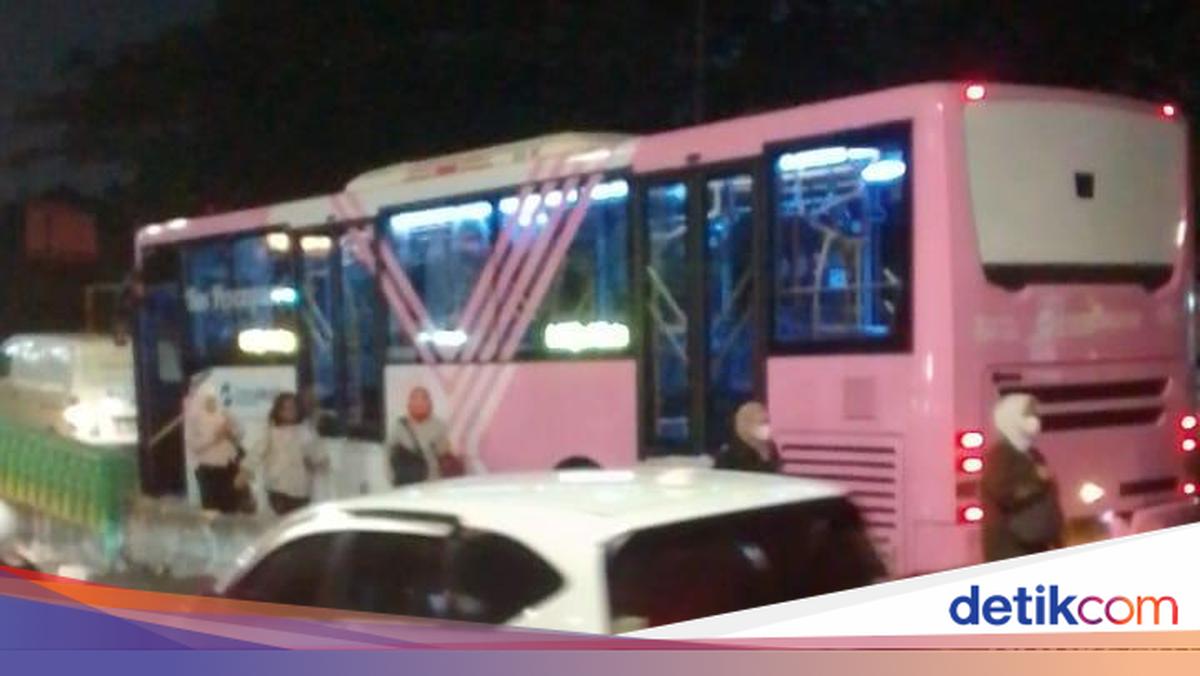Ada Bus Mogok di 'Jalur Langit', Semua TransJ Koridor 13 Dialihkan Lewat Arteri