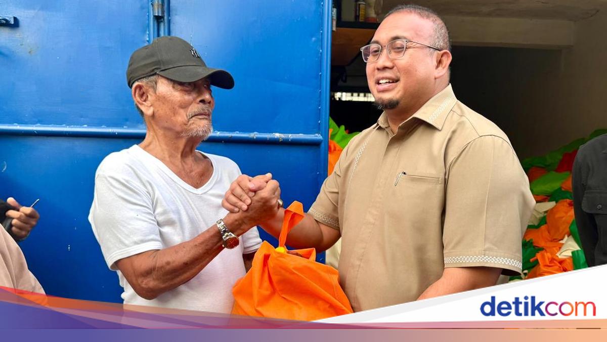 Tinjau Kampung Halaman, Andre Rosiade Beri Ribuan Sembako ke Warga Siteba