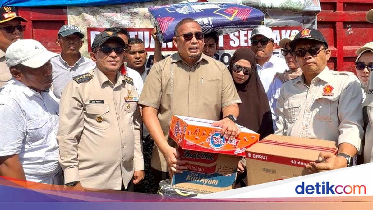 Andre Rosiade Kembali Serahkan Bantuan untuk Korban Banjir Bandang Sumbar