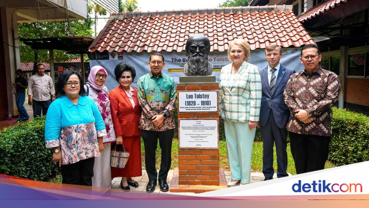Perkuat Diplomasi RI-Rusia, Menbud Resmikan 'The Bust of Leo Tolstoy'