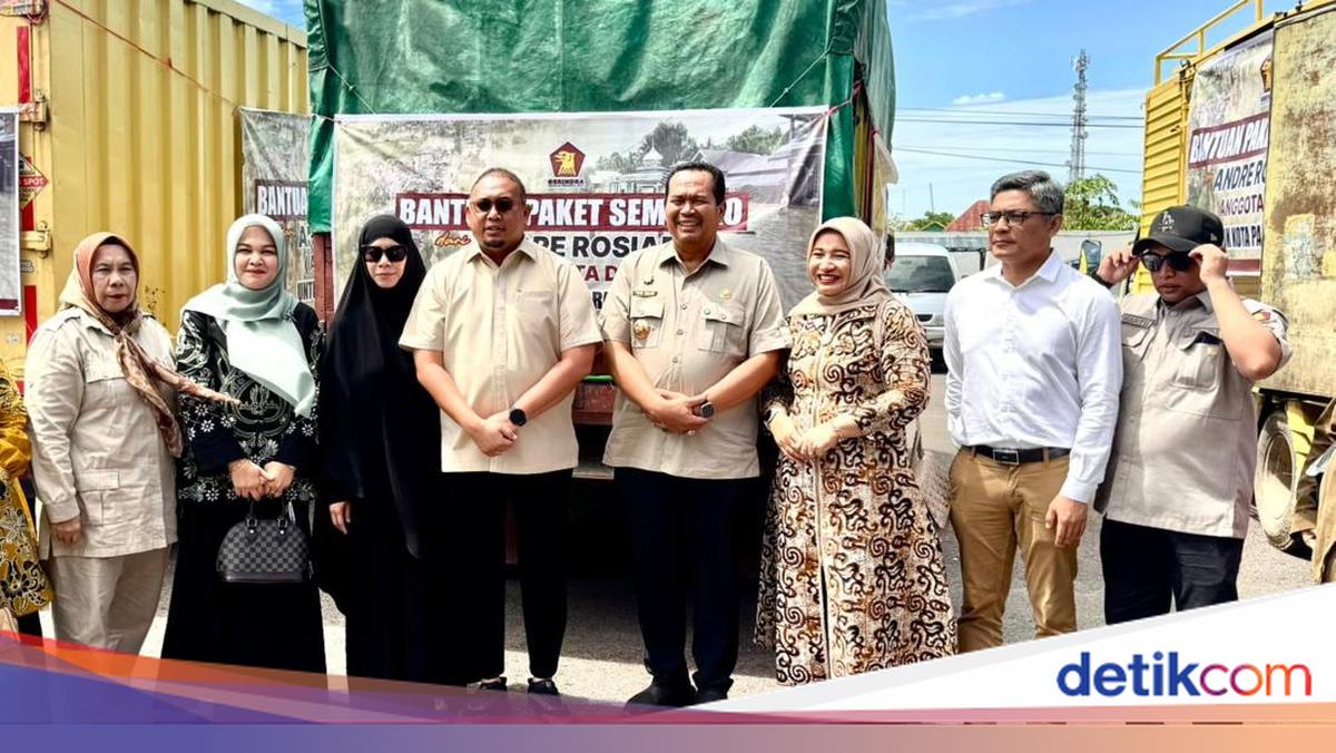 Andre Rosiade Serahkan 2.000 Paket Sembako untuk Korban Banjir Pariaman