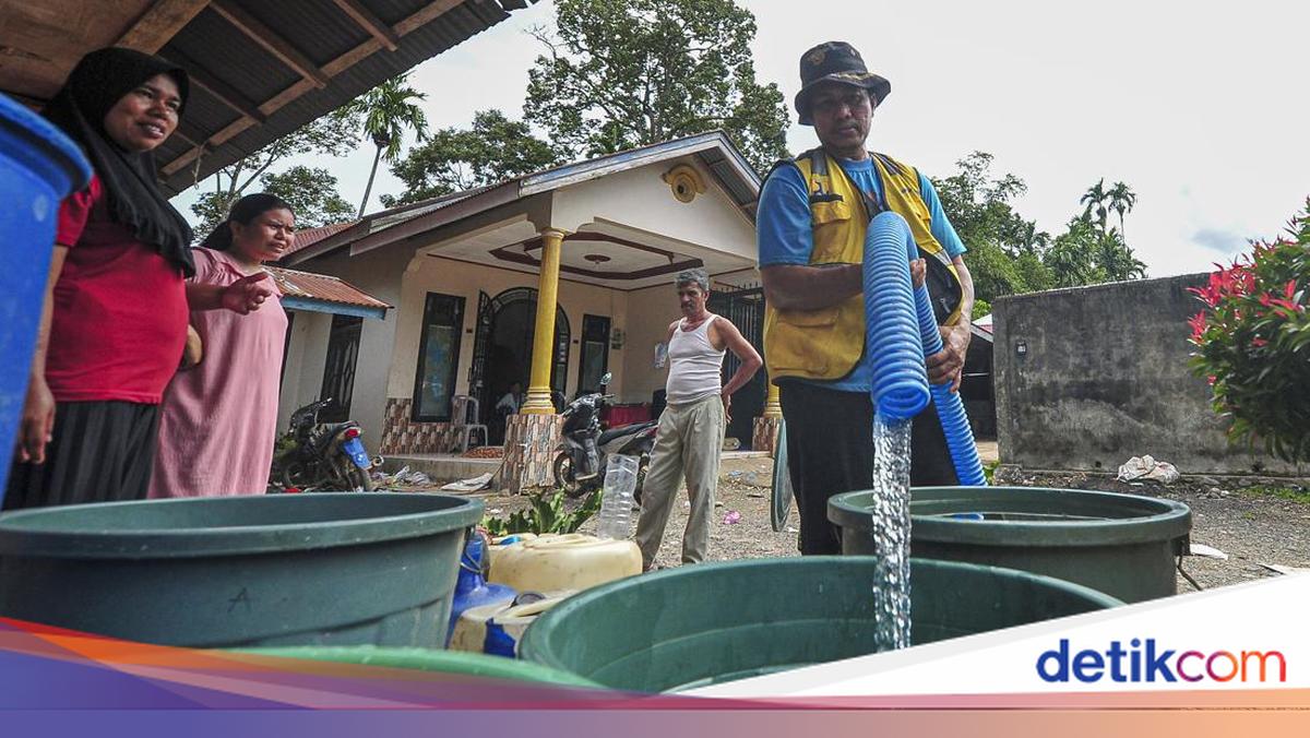 Distribusi Air Bersih Bantu Warga Agam Bertahan Pascabencana