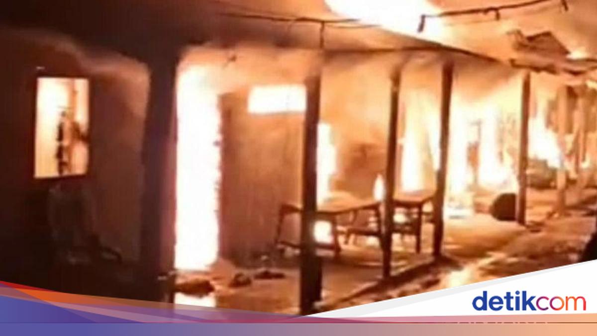 Kontrakan 9 Pintu di Cakung Jaktim Kebakaran, 12 Unit Damkar Dikerahkan