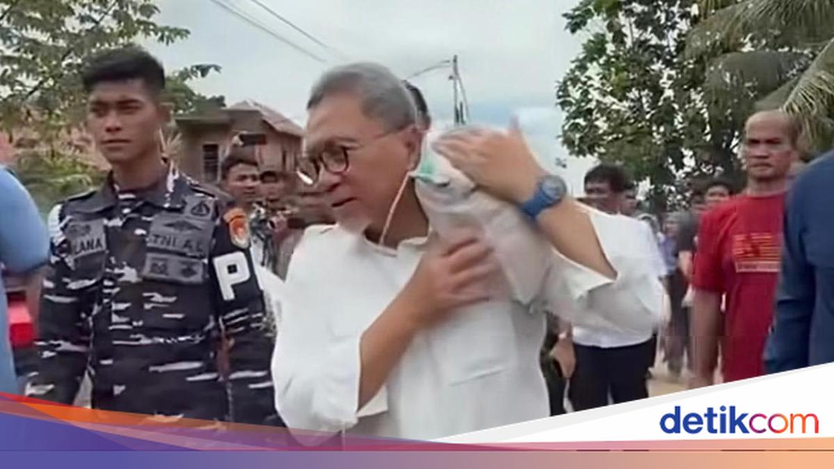 Zulhas Panggul Beras untuk Korban Bencana Disorot, PAN Bantah Pencitraan