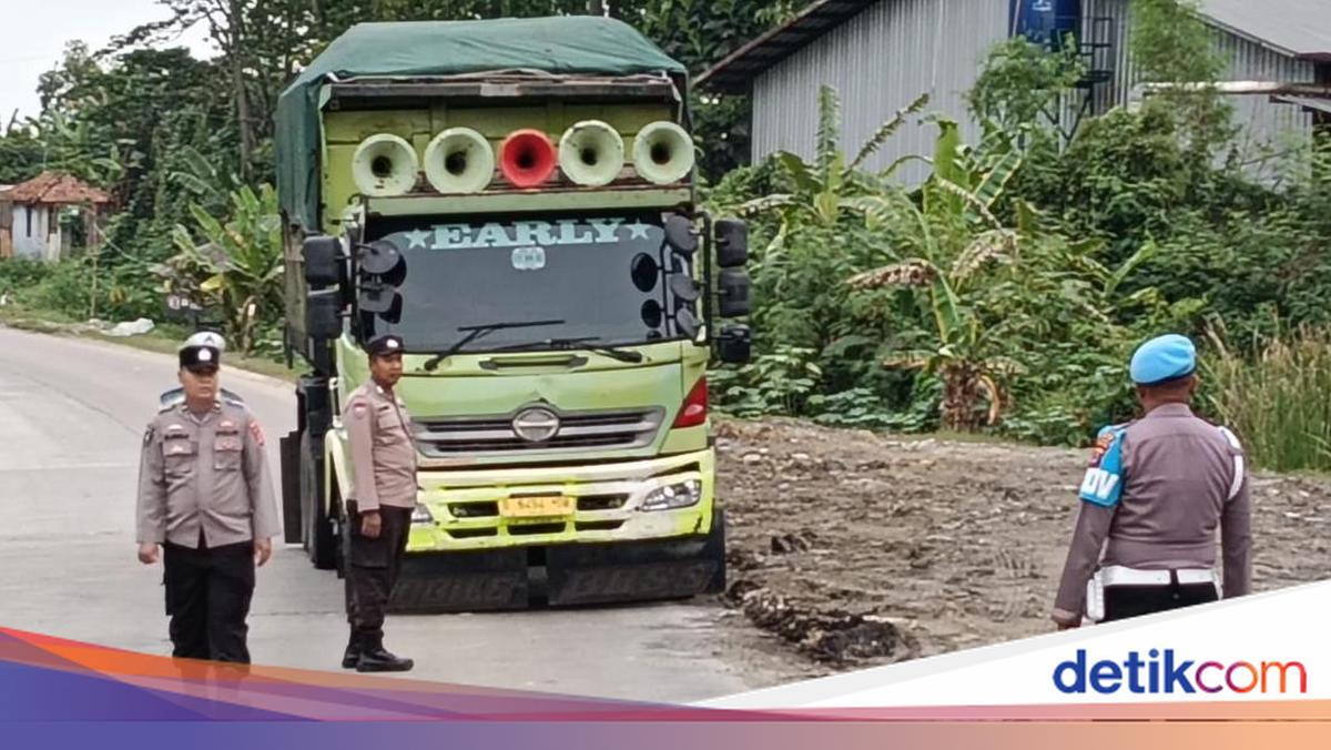 Truk Lewati Penyekatan Jawilan di Luar Jam Operasi, Petugas Minta Putar Balik