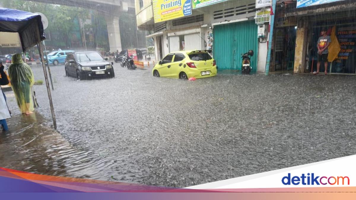 Hujan 1 Jam, Sejumlah Ruas Jalan di Palembang Tergenang