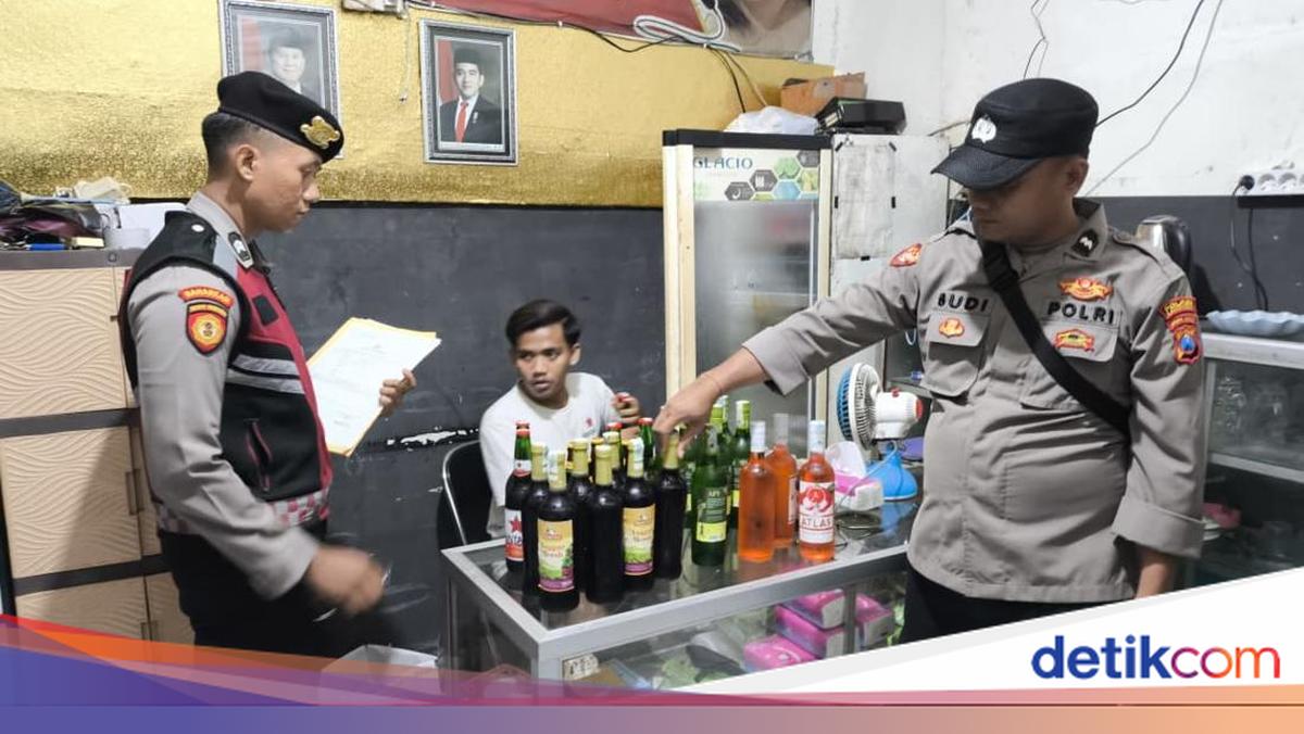 Razia Jelang Nataru, Polisi Sita Puluhan Botol Miras di 5 Kafe Lamongan