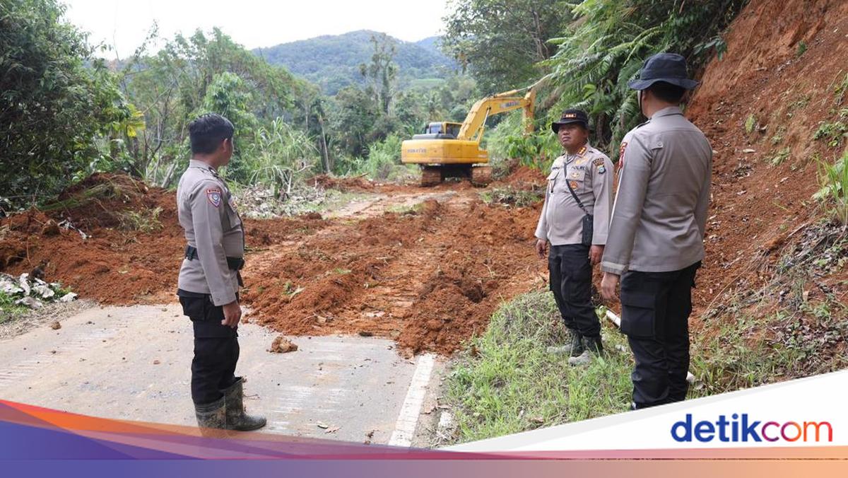 Brimob Polri Tembus 11 Titik Longsor di Agam, Warga Terisolir Dapat Bantuan