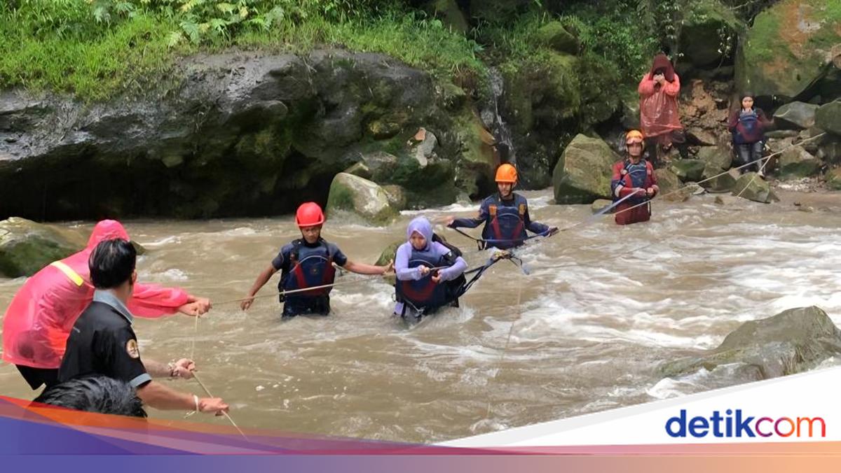 Ngeri! 5 Wisatawan Terjebak Arus Deras di Curug Seribu Bogor