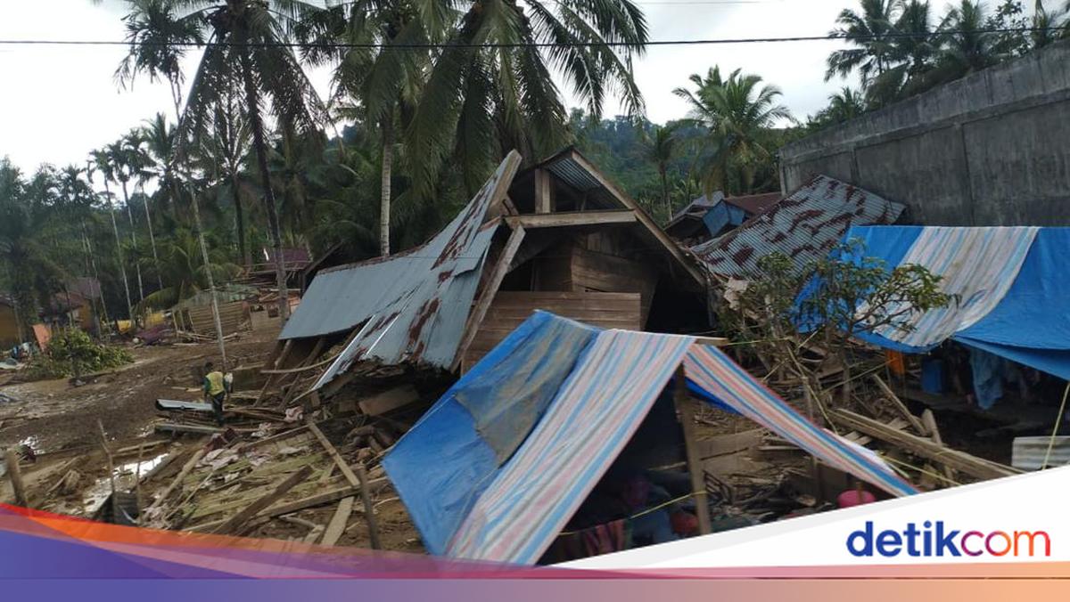 Jejak Lumpur Sisa Banjir di Aceh Timur Sampai Setinggi Atap
