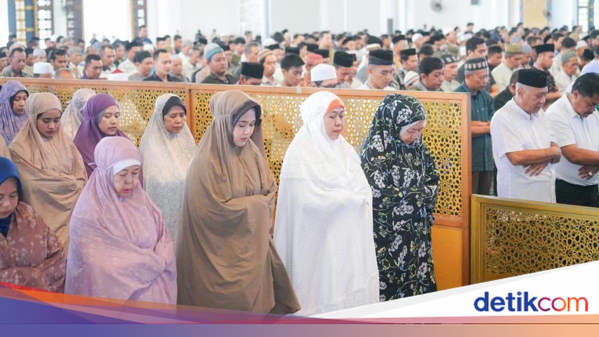 Khofifah &amp; Warga Jatim Gelar Salat Ghaib untuk Korban Bencana Sumatera